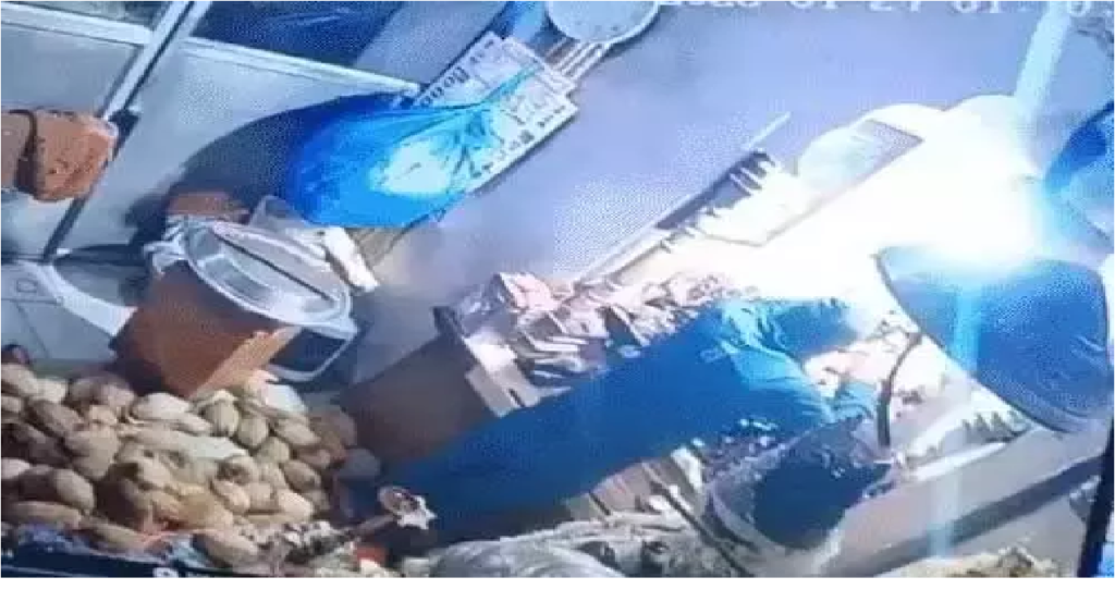 Jagdalpur Temple Theft Case : माईं दंतेश्वरी मंदिर चोरी CCTV में कैद चोर, सुराग देने पर ₹5,000 का इनाम