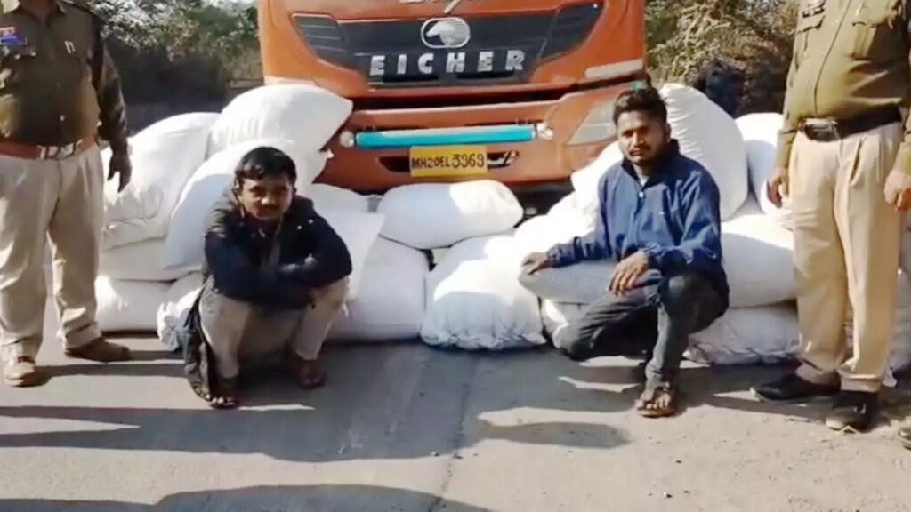 Action Against Drugs : महासमुंद में 4.75 करोड़ का गांजा जब्त, दो तस्कर गिरफ्तार ट्रक में बोरियों के बीच छिपाकर ओडिशा से महाराष्ट्र ले जाई जा रही थी 950 किलो खेप