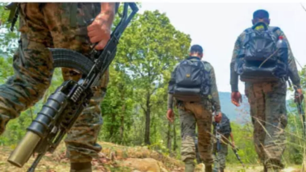 Anti Naxal Campaign : सारंडा जंगल में सुरक्षाबलों-नक्सलियों की भीषण मुठभेड़, कई नक्सली ढेर; भारी मात्रा में गोला-बारूद बरामद
