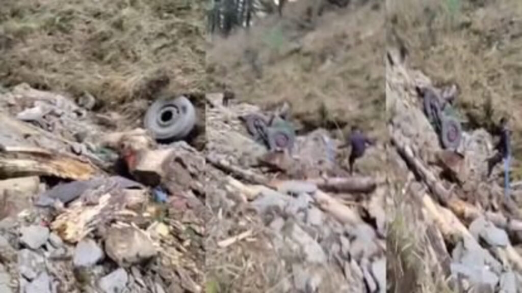 BREAKING : जम्मू-कश्मीर में दर्दनाक हादसा’ सेना का बुलेटप्रूफ वाहन 200 फीट गहरी खाई में गिरा, 10 जवान शहीद; 7 घायल
