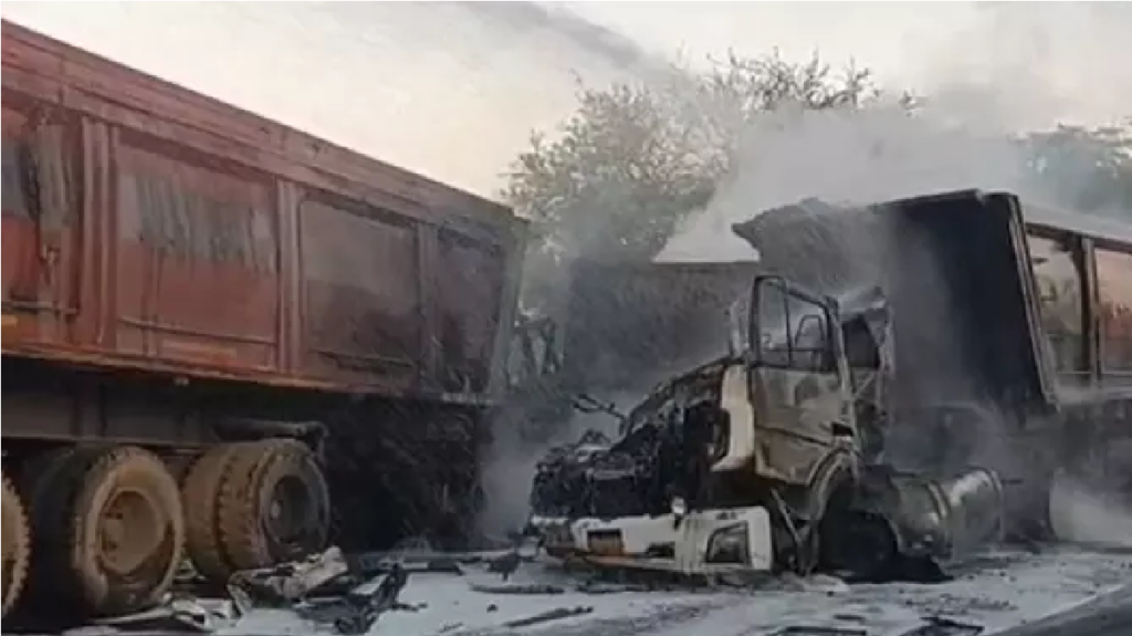 Janjgir Road Accident : जांजगीर में भीषण सड़क हादसा, ट्रेलरों की टक्कर के बाद लगी आग Janjgir Road Accident