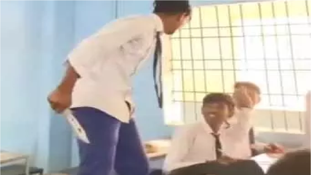 Raipur School Video : राजधानी रायपुर के स्कूल में चाकू लहराते नाबालिगों का वीडियो वायरल, शिक्षा विभाग में हड़कंप Raipur School Video