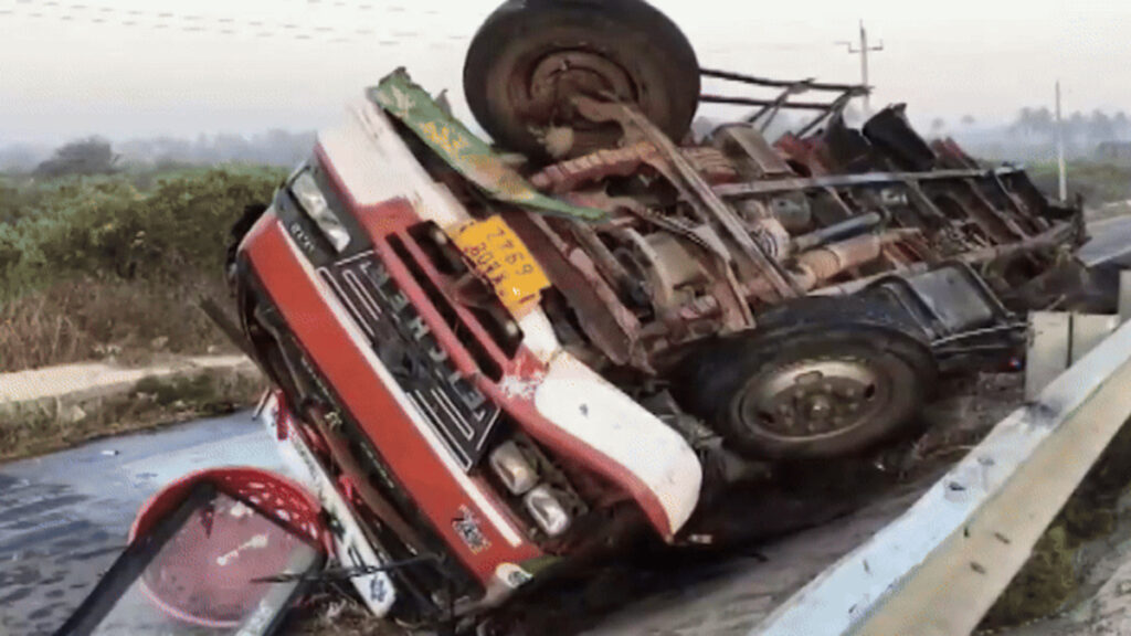 Horrific Road Accident on Bengaluru Highway : बेंगलुरु हाईवे पर ‘मौत का तांडव’ कार, बाइक और कैंटर की भीषण भिड़ंत, 7 लोगों की मौके पर ही मौत