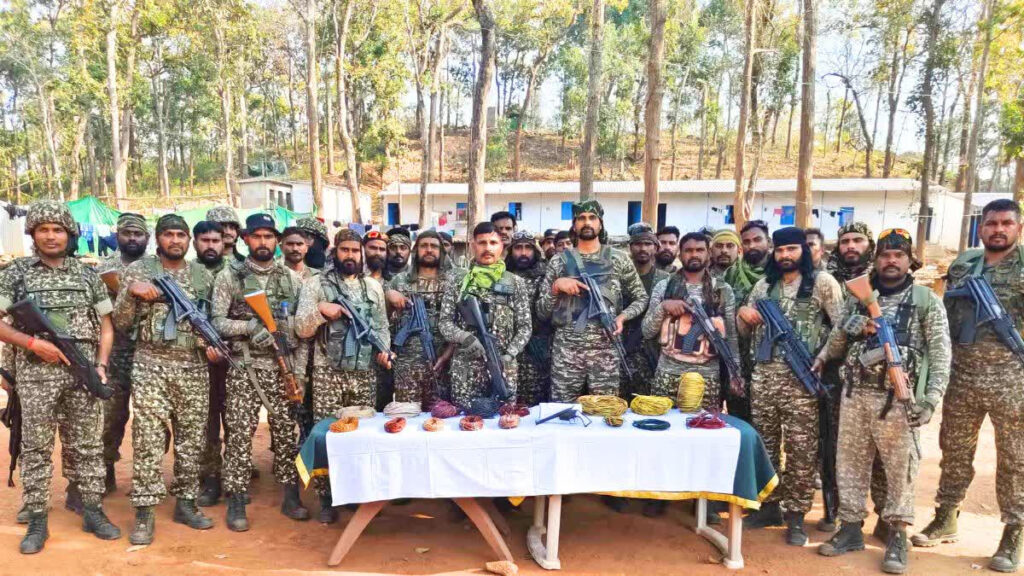 अबूझमाड़ में नक्सलियों की बड़ी साजिश नाकाम’ ओएंगर के जंगलों से भारी मात्रा में विस्फोटक बरामद, 2026 की डेडलाइन की ओर बढ़ते कदम