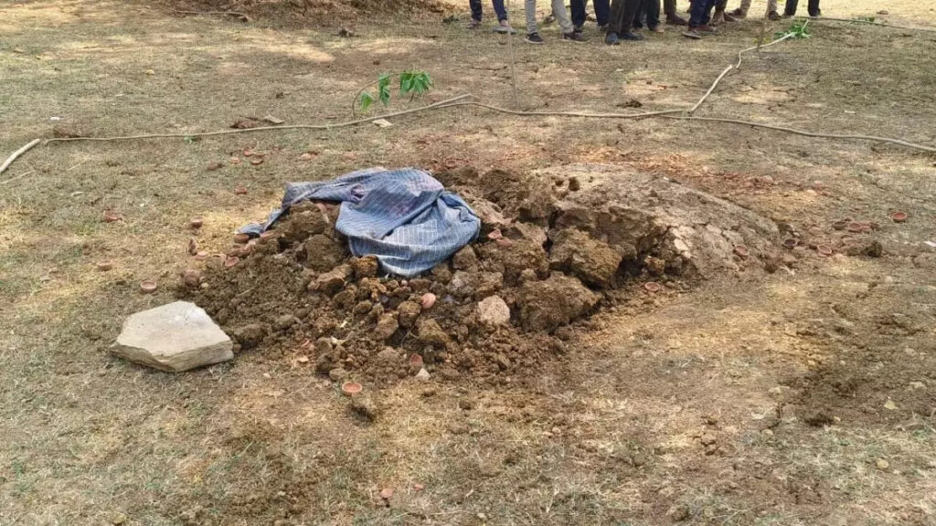 CG NEWS : मासूम के दफन स्थल पर तंत्र-मंत्र की आहट, कब्र के पास नींबू और दीये मिलने से गांव में दहशत