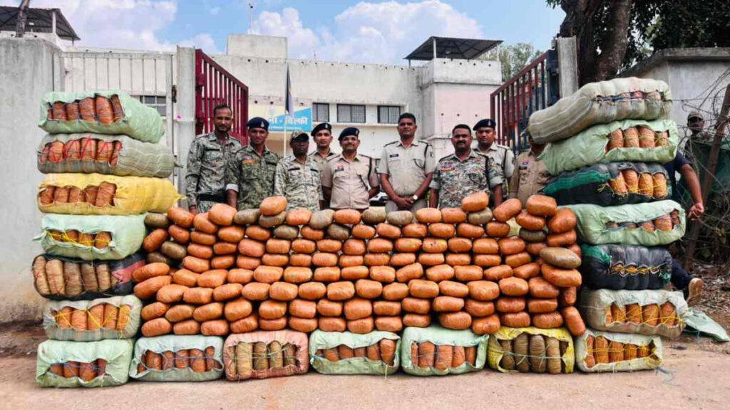 CG NEWS : पुलिस की सर्जिकल स्ट्राइक’ कंटेनर के गुप्त चैंबर से 5 करोड़ का गांजा बरामद, चिल्फी बॉर्डर पर बड़ी कार्रवाई