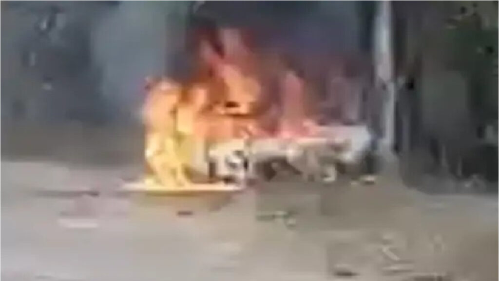 CG Breaking News : मार्ग पर हादसा चलती कार में लगी भीषण आग, पेड़ से टकराने के बाद मची अफरा-तफरी CG Breaking News