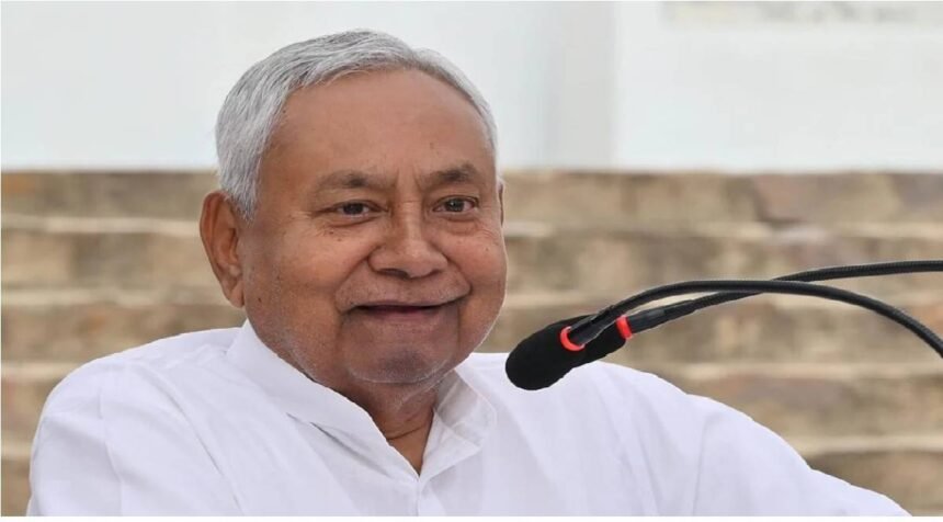 Nitish Kumar Rajya Sabha Nomination , पटना — बिहार की राजनीति में आज एक ऐतिहासिक अध्याय का अंत हो रहा है। मुख्यमंत्री नीतीश कुमार ने गुरुवार को सोशल मीडिया प्लेटफॉर्म 'X' पर एक भावुक पोस्ट साझा करते हुए एलान किया कि वे राज्यसभा (Rajya Sabha Elections 2026) जाएंगे। इस घोषणा के साथ ही बिहार में करीब दो दशक से चले आ रहे उनके नेतृत्व पर विराम लग गया है। मुख्यमंत्री आज ही अपना नामांकन पत्र दाखिल करेंगे, जिससे राज्य में नए नेतृत्व और भाजपा (BJP) के पहले मुख्यमंत्री के शपथ ग्रहण का रास्ता साफ हो गया है। "संसदीय इच्छा पूरी करने का समय": नीतीश कुमार नीतीश कुमार ने अपने पोस्ट में जनता का आभार जताते हुए कहा कि पिछले दो दशकों में बिहार के विकास के लिए उन्होंने पूरी निष्ठा से काम किया है। उन्होंने अपनी पुरानी इच्छा का जिक्र करते हुए लिखा, "मेरे मन में हमेशा से यह इच्छा थी कि मैं चारों सदनों (विधानसभा, विधान परिषद, लोकसभा और राज्यसभा) का सदस्य बनूँ। इस चुनाव में मैं राज्यसभा जाना चाहता हूँ।" सूत्रों के अनुसार, मुख्यमंत्री आज दोपहर 11:30 बजे विधानसभा सचिवालय में अपना नामांकन दाखिल करेंगे। इस मौके पर केंद्रीय गृह मंत्री अमित शाह और भाजपा के राष्ट्रीय अध्यक्ष नितिन नबीन के भी मौजूद रहने की संभावना है। बिहार को मिलेगा पहला भाजपा मुख्यमंत्री? नीतीश कुमार के इस कदम के बाद बिहार में सत्ता का समीकरण पूरी तरह बदल गया है। पहली बार बिहार में भाजपा का मुख्यमंत्री नियुक्त होना लगभग तय है। राजनीतिक गलियारों में चर्चाएं तेज हैं कि: भाजपा की ओर से सम्राट चौधरी या नित्यानंद राय मुख्यमंत्री की रेस में सबसे आगे हैं। जदयू (JD-U) कोटे से दो उपमुख्यमंत्री बनाए जा सकते हैं। नीतीश कुमार के बेटे निशांत कुमार की सक्रिय राजनीति में एंट्री हो सकती है और उन्हें सरकार में अहम जिम्मेदारी दी जा सकती है। प्रशासनिक तैयारी और सुरक्षा के पुख्ता इंतजाम राजधानी पटना में 1 अणे मार्ग (मुख्यमंत्री आवास) और विधानसभा के आसपास सुरक्षा बढ़ा दी गई है। नीतीश कुमार के इस्तीफे और नई सरकार के शपथ ग्रहण समारोह को लेकर राजभवन में भी तैयारियां शुरू हो चुकी हैं। 16 मार्च को राज्यसभा सीटों के लिए मतदान होना है, लेकिन नामांकन के साथ ही बिहार में नेतृत्व परिवर्तन की औपचारिक प्रक्रिया शुरू हो जाएगी। "पिछले दो दशक से आपने अपना विश्वास मुझ पर बनाए रखा, उसी के बल पर हमने बिहार की सेवा की। नई सरकार को मेरा पूरा सहयोग और मार्गदर्शन मिलता रहेगा।" — नीतीश कुमार (@NitishKumar), मुख्यमंत्री, बिहार Nitish Kumar Rajya Sabha Nomination