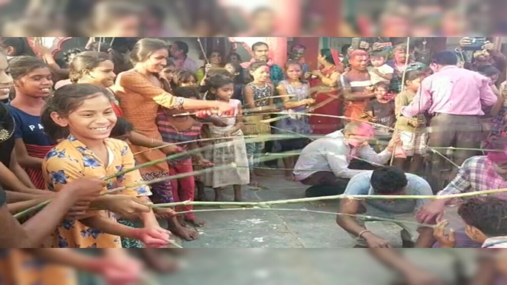 CG NEWS : छत्तीसगढ़ की ‘डंगाही’ होली’ जहाँ देवताओं को पड़ती है लाठी की मार, कुंवारी कन्याओं के प्रहार से दूर होते हैं रोग