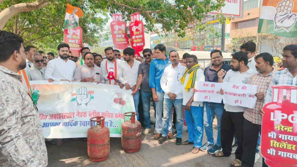 CG NEWS : तेलीबांधा तालाब में कांग्रेस ने किया गैस सिलेंडर का ‘विसर्जन’, बढ़ती कीमतों और कालाबाजारी के खिलाफ अनोखा प्रदर्शन