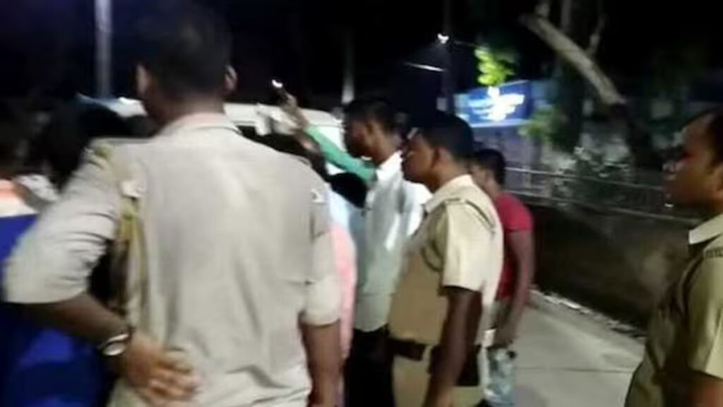 बंगाल में चुनावी रण बना ‘जंग का मैदान’ TMC-BJP कार्यकर्ताओं के बीच खूनी झड़प, 20 घायल; 5 राज्यों से ₹400 करोड़ जब्त