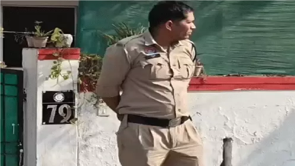 Air Force Wing Commander Suicide : पुरैना विधायक कॉलोनी में एयरफोर्स विंग कमांडर ने की खुदकुशी, फंदे पर लटकती मिली लाश Air Force Wing Commander Suicide
