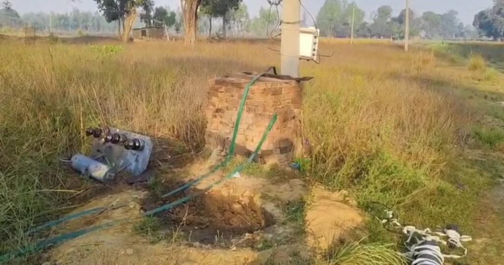 अमेठी में चोरों ने अनोखे अंदाज में की चोरी, सड़क किनारे रखे ट्रांसफार्मर को टुकड़े-टुकड़े कर उड़ा उठा ले गए विद्युत तार,