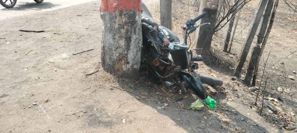 भटगांव क्षेत्र के बारोधी में दर्दनाक सड़क हादसा, नाबालिग चालक की मौत — दो किशोर घायल