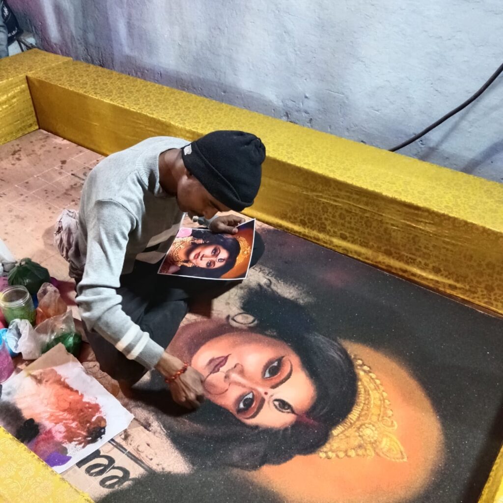 धमतरी: 11 घंटे की मेहनत… क्या देखा लोगों ने इस रंगोली में कि उमड़ पड़ी भीड़?