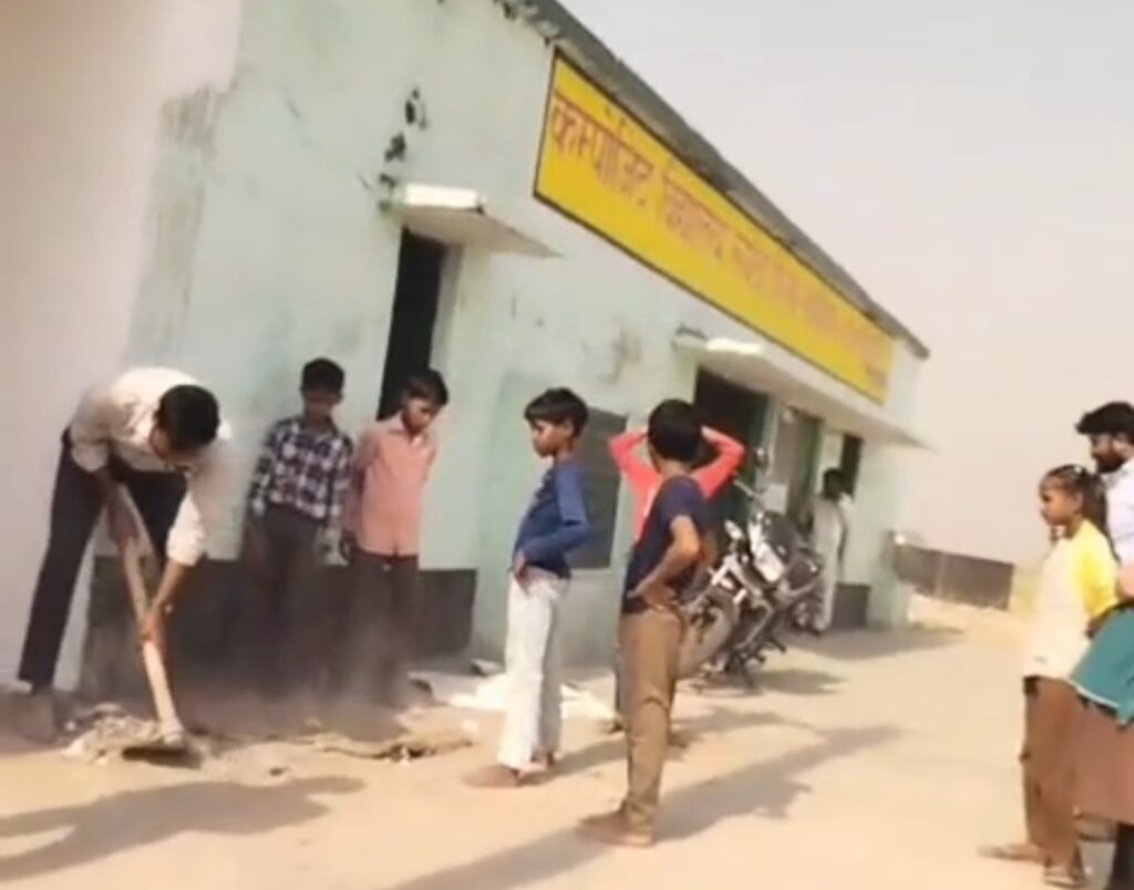 यूपी में शिक्षा व्यवस्था पर सवाल: स्कूल में मासूमों से मजदूरी! वायरल वीडियो ने खोली बेसिक शिक्षा की पोल