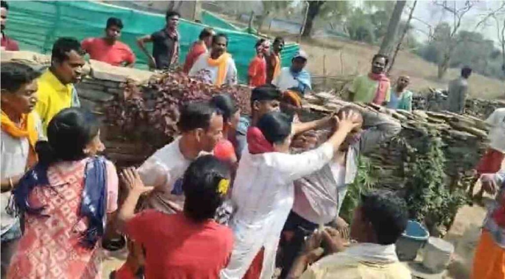 Chhattisgarh Conversion News : मामला पहुंचा थाना , मारपीट और हंगामे के बाद दोनों पक्षों ने एक-दूसरे के खिलाफ पुलिस में दर्ज कराई शिकायत Chhattisgarh Conversion News