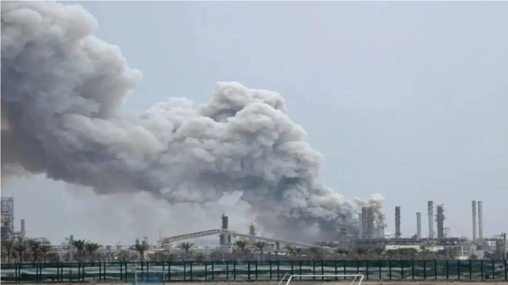 Iran-Israel War Updates : मिडिल ईस्ट में ‘ऑयल वॉर’ का आगाज़ , ईरान ने कुवैत की रिफाइनरी को दागा; ट्रंप की ‘स्टोन एज’ वाली धमकी के बाद भड़की जंग Iran-Israel War Updates