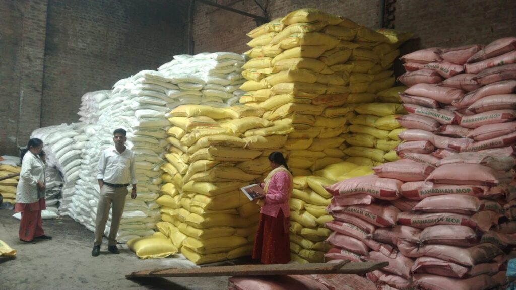 CG NEWS – धमतरी में उर्वरक घोटाले पर बड़ा एक्शन: 9 केन्द्र सील, कई पर नोटिस… POS स्टॉक में गड़बड़ी का खुलासा