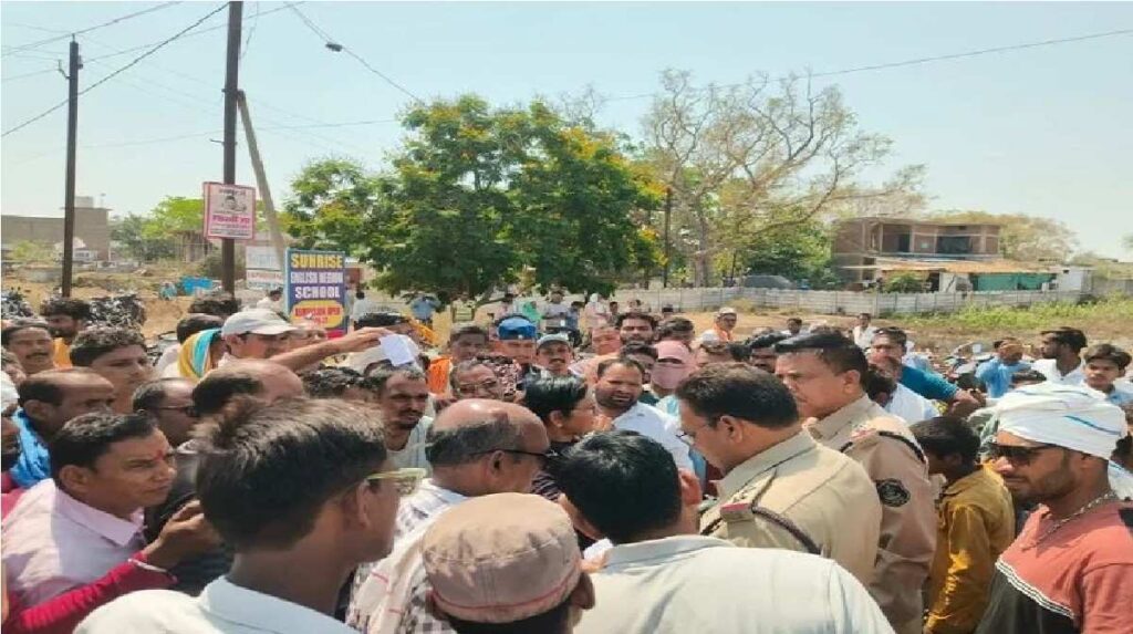 CG Gas Cylinder Shortage : सिलेंडर नहीं मिलने पर फूटा गुस्सा, सड़क पर चक्काजाम से यातायात ठप CG Gas Cylinder Shortage