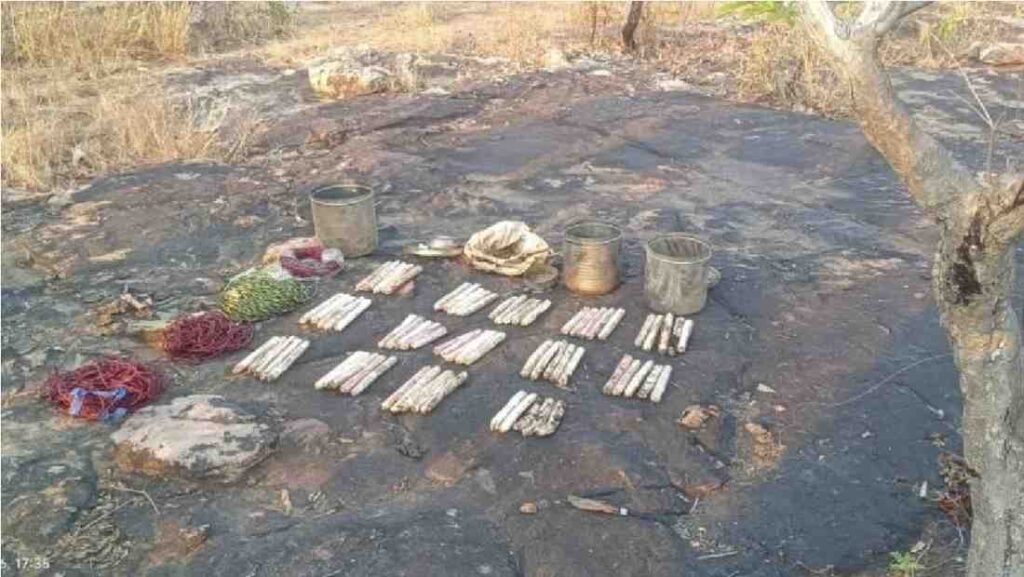 CRPF Operation Chhattisgarh : सुरक्षाबलों की बड़ी जीत , जंगलों से बरामद हुआ बारूद का जखीरा, नक्सलियों की खौफनाक साजिश नाकाम CRPF Operation Chhattisgarh