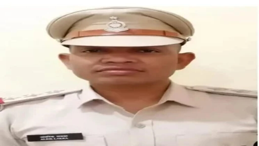 CG NEWS : जंगल में स सज रहा था जुए का फड़, वीडियो वायरल होते ही एसपी का हंटर; थाना प्रभारी और आरक्षक सस्पेंड