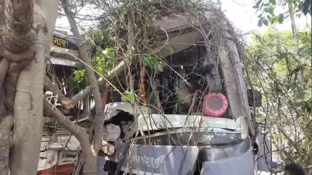 CG Accident : तेज रफ्तार का कहर’ बस-ट्रक की भीषण टक्कर में 12 यात्री घायल