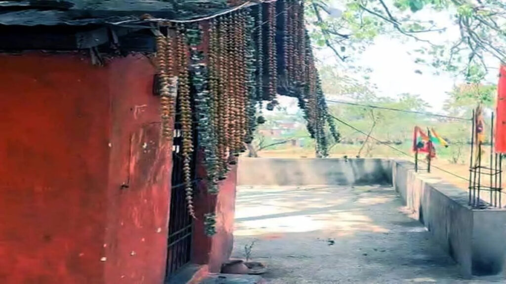 CG NEWS : राजपरिवार के मंदिर में चोरी’ चांदी का प्राचीन मुकुट ले उड़े चोर