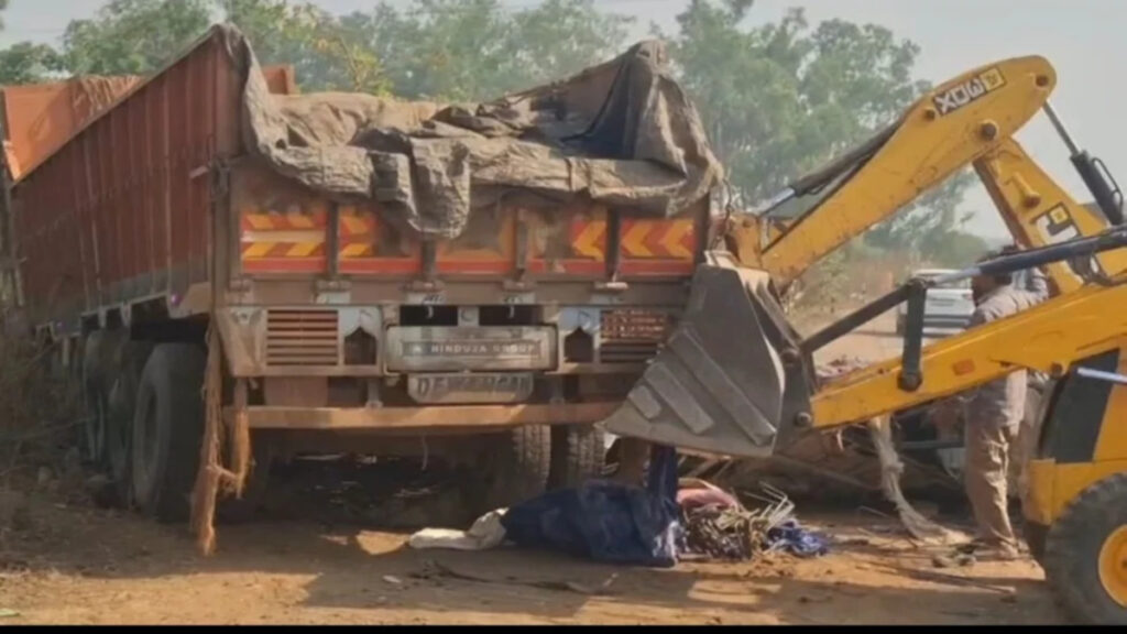 Horrific Road Accident : ट्रक-माजदा की जोरदार भिड़ंत, 2 की मौके पर मौत, 3 की हालत नाजुक