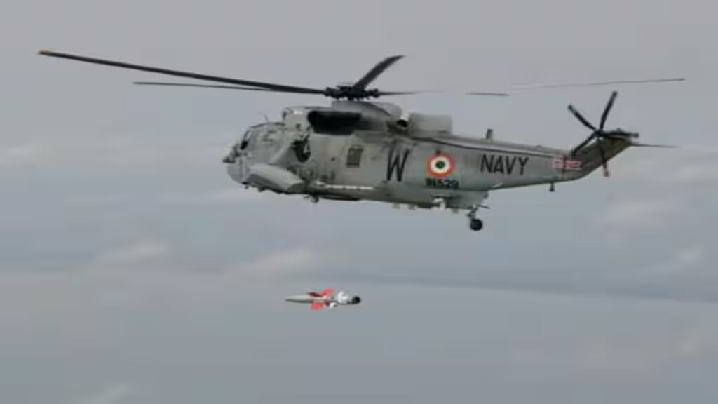 समुद्र में ताकत का प्रदर्शन’ Indian Navy ने हेलिकॉप्टर से दागीं दो एंटी-शिप मिसाइलें