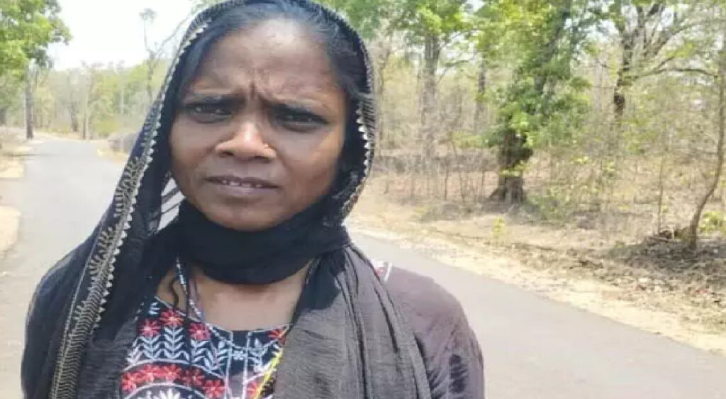 Female Naxalite Surrender : 13 साल तक मचाया तांडव , अब एसपी ऑफिस पहुंचकर महिला नक्सली ने डाले हथियार Female Naxalite Surrender