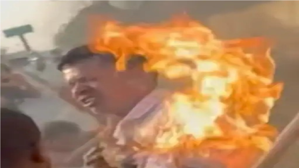 Chhattisgarh News : रेप केस पर उबाल , प्रदर्शन के दौरान पुतला दहन में भड़की आग, पुलिसकर्मियों के झुलसने से मचा हड़कंप