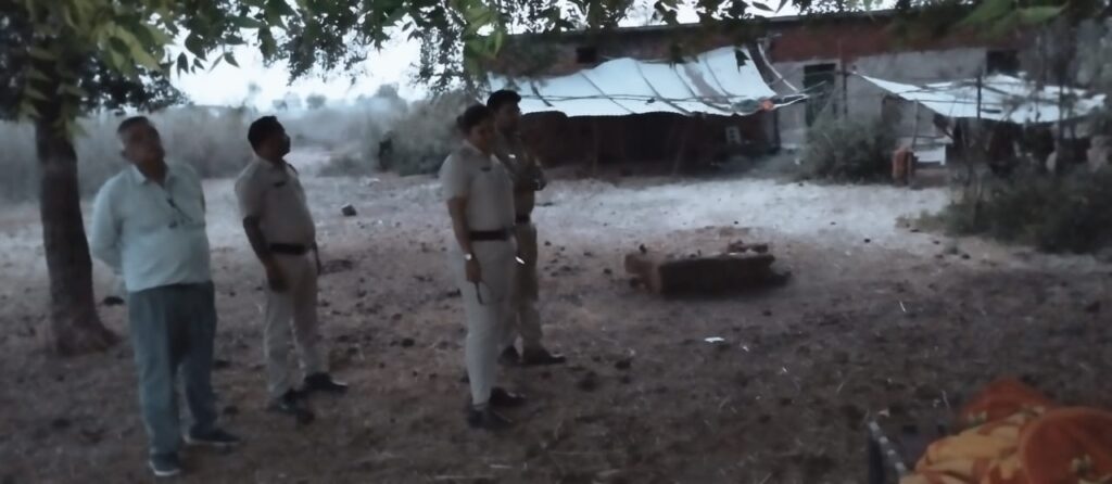 संपत्ति विवाद बना खूनी खेल: “भाई” बताकर हिस्सा मांगने पर युवक की बेरहमी से हत्या, अधजला शव मिला