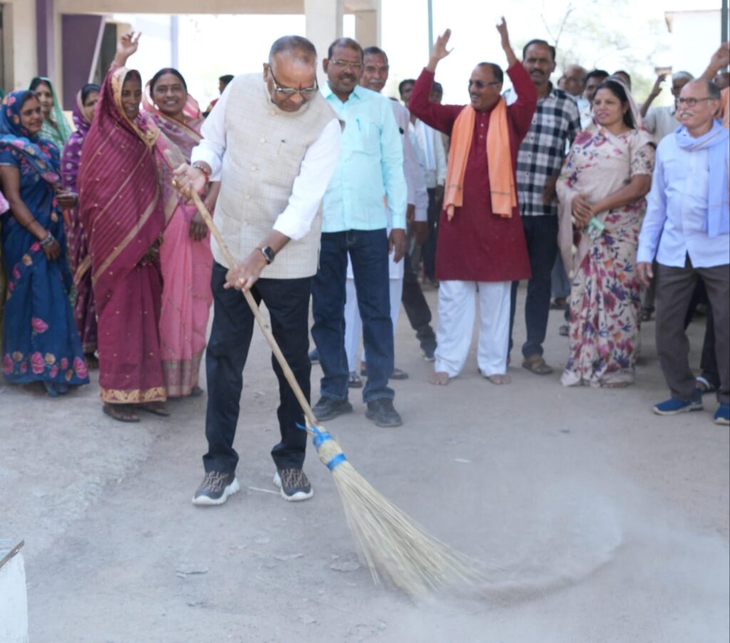 सियासी चौपाल से ‘ग्राउंड जीरो’ तक: चंद्राकर ने गांवों में साधा जनसंवाद, नवाचार और संगठन को दी नई धार