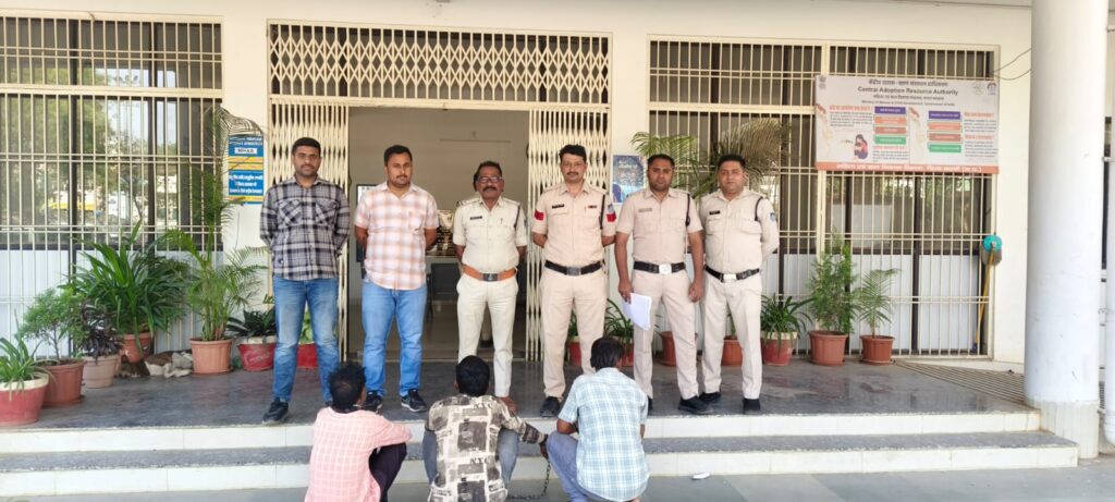 मंदिरों में चोरी करने वाला अंतरजिला गिरोह गिरफ्तार 5 मंदिरों में वारदात का खुलासा, लाखों का सामान बरामद