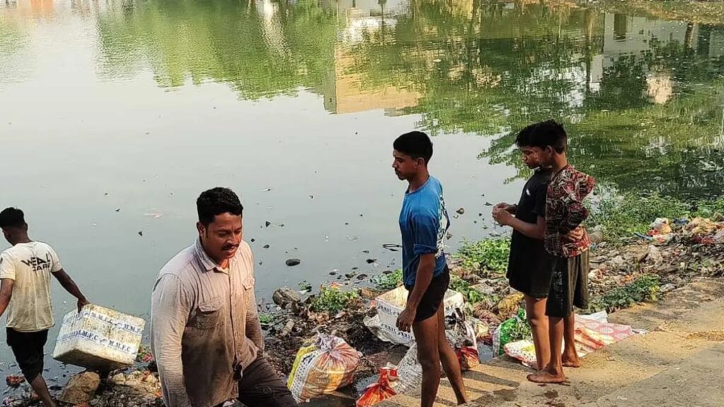 धमतरी में ‘मौत का तालाब’ बना शीतला: हजारों मछलियों की मौत से उठे बड़े सवाल