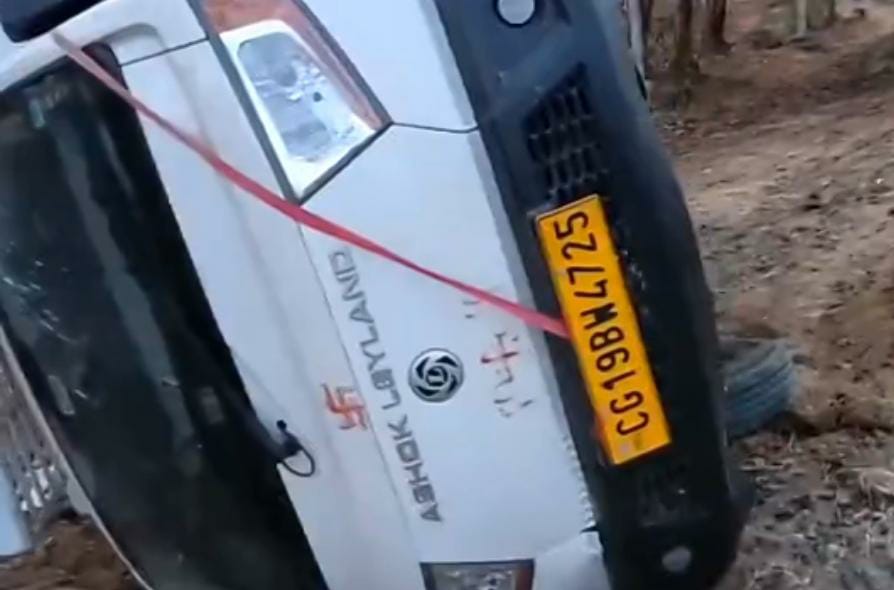 रफ्तार और लापरवाही का कहर: धमतरी के यादव परिवार की खुशियां मातम में बदलीं, बालोद में पिकअप पलटी, 1 की मौत, 17 घायल