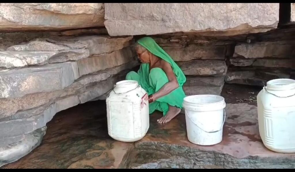 खुसरा गांव में चमत्कार जैसी कहानी’ पत्थरों से फूटता पानी बना ग्रामीणों का जीवन सहारा, प्रकृति का अनोखा उपहार बना वरदान