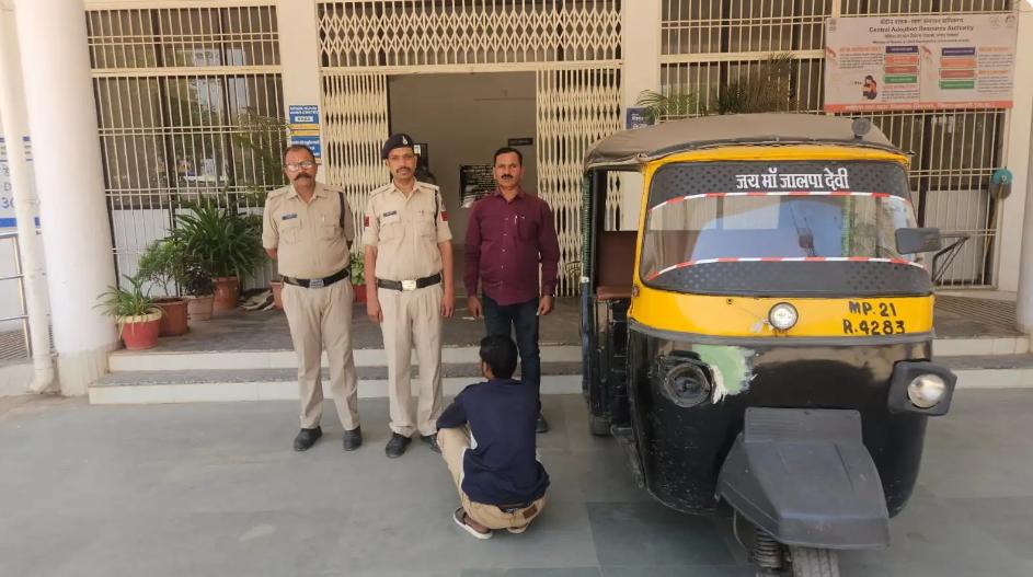 कटनी शातिर वाहन चोर पुलिस की गिरफ्त में, घंटाघर से ऑटो चोरी कर एनकेजे मरघटाई के पास छिपाया, कोतवाली पुलिस ने किया बरामद