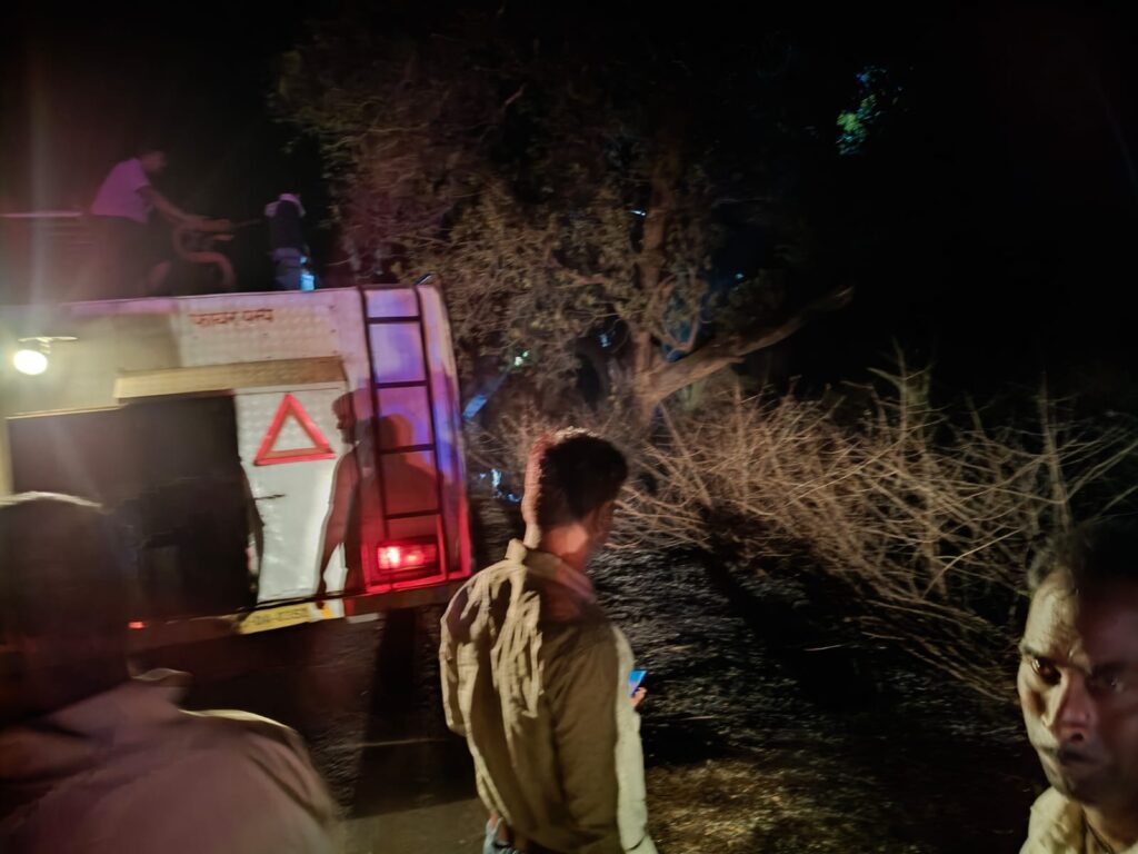 कटनी में अज्ञात कारणों से खेतों में लगी भीषण आग ग्रामीणों ने झुलसकर भी बुझाई लपटें दिन में लगी आग रात तक गांव पहुंची, सूचना के घंटों बाद पहुंची फायर ब्रिगेड