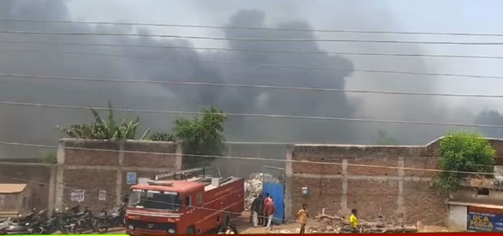धमतरी में भीषण अग्निकांड: लक्ष्मी एल्युमिनियम गोदाम जलकर खाक, आसमान तक उठता दिखा धुएं का गुबार