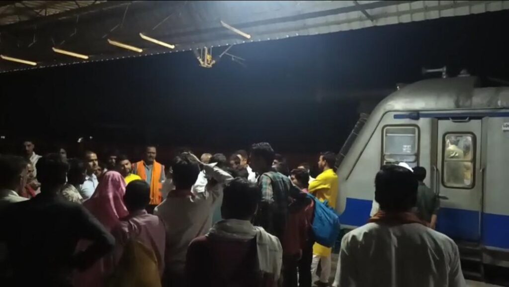 कटनी से बीना जा रही मेमू ट्रेन में खूनी संघर्ष, वेंडर और यात्रियों के बीच चले धारदार हथियार