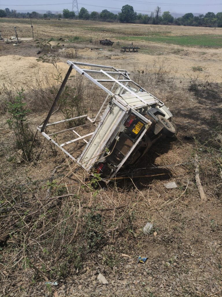 कटनी के रीठी में तेज रफ्तार का कहर: पिकअप की टक्कर से 70 वर्षीय वृद्ध की मौत, हादसे के बाद वाहन पलटा