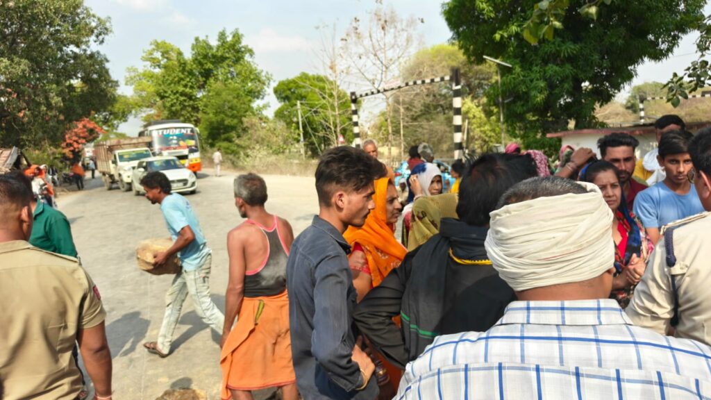कटनी आगजनी में मौत पर ग्रामीणों का गुस्सा भड़का, चक्का जाम। जिंदा जलाने का वीडियो भी आया सामने