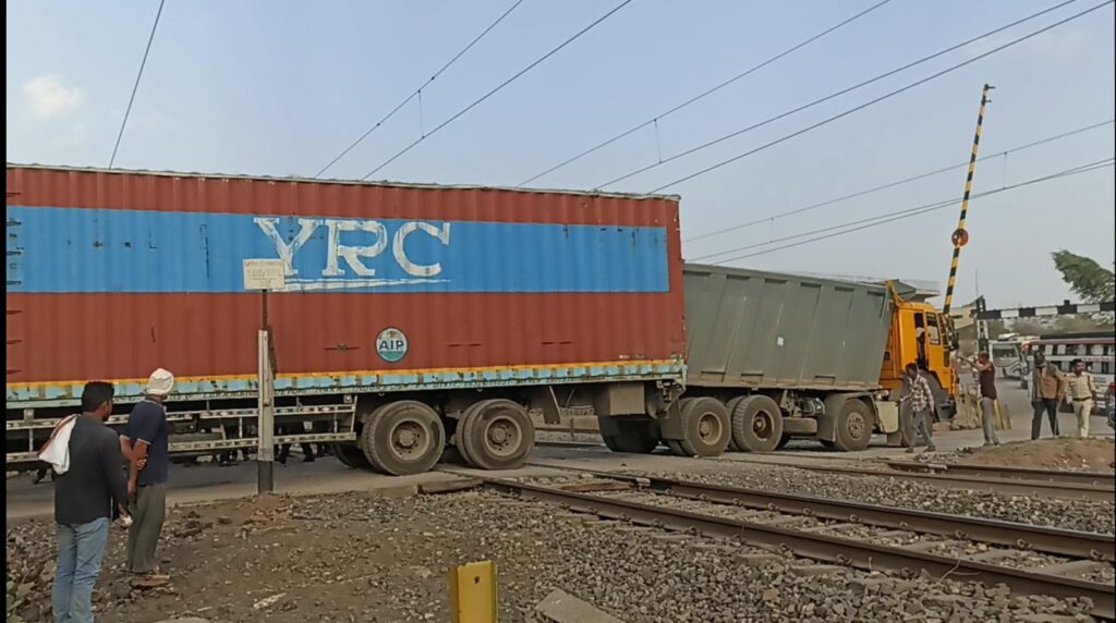 कटनी के रीठी में ट्रेन ड्राइवर की सूझबूझ से देवरी फाटक में बड़ा हादसा टला