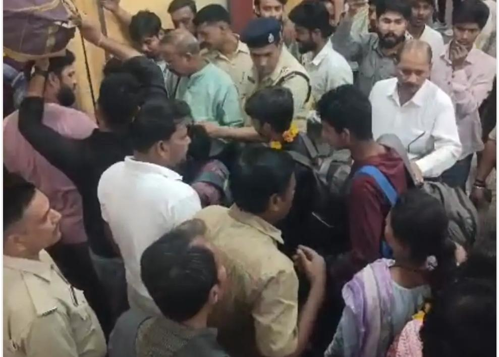165 बच्चे मदरसे पढ़ने जा रहे थे:कटनी पुलिस ने मानव तस्करी के शक में ट्रेन से उतारा था, अब घर भेजा
