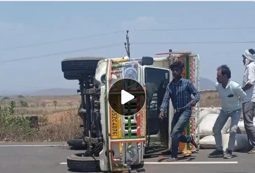 पन्ना-कटनी मार्ग पर टायर फटने से पिकअप पलटी: तीन हुए घायल