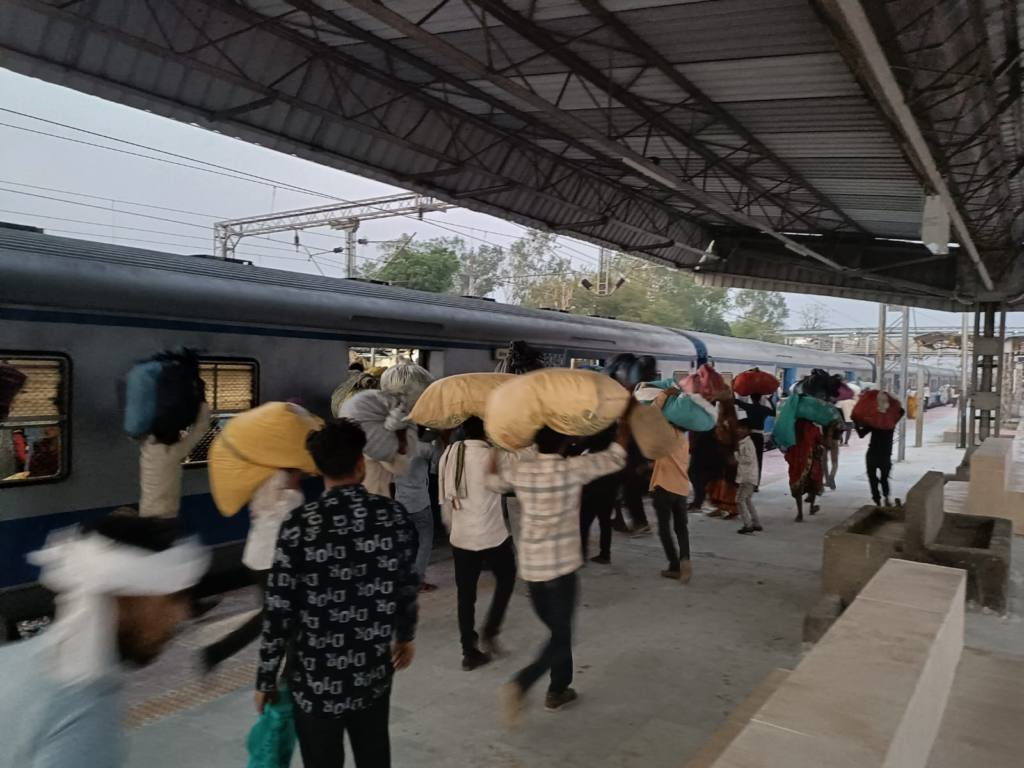 कटनी रोजगार की कमी बनी मजबूरी, रीठी से पलायन को मजबूर श्रमिक
