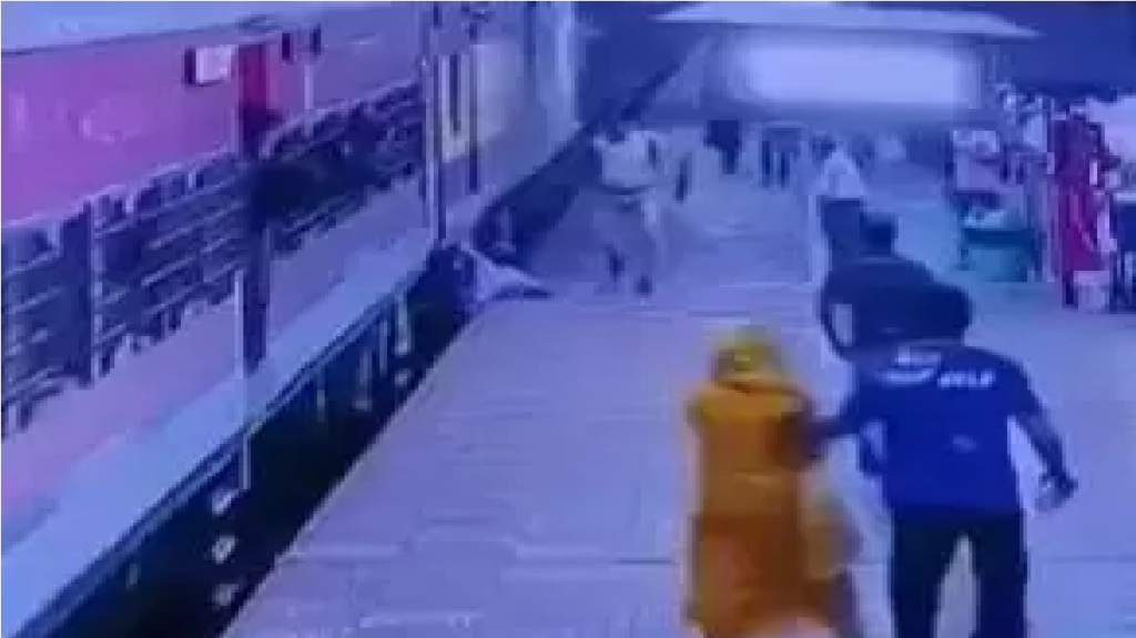 Railway Station RPF Rescue : स्टेशन पर देवदूत बना RPF जवान , मौत के मुंह से खींचकर बचाई यात्री की जान