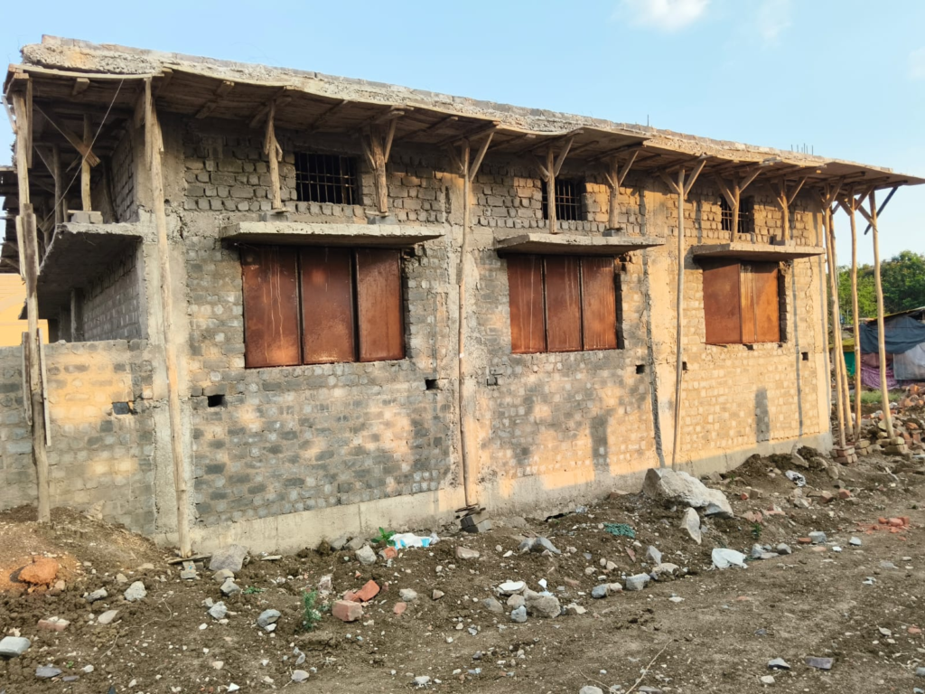 धमतरी; घटिया निर्माण से आंगनबाड़ी केंद्र पर उठे सवाल, वार्डवासियों में आक्रोश
